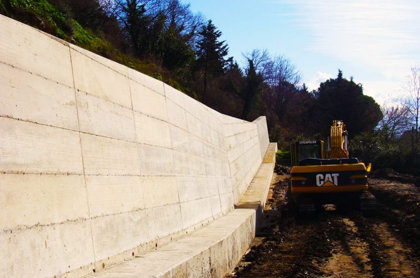 10. Vista del muro completo prima della posa in opera del rivestimento