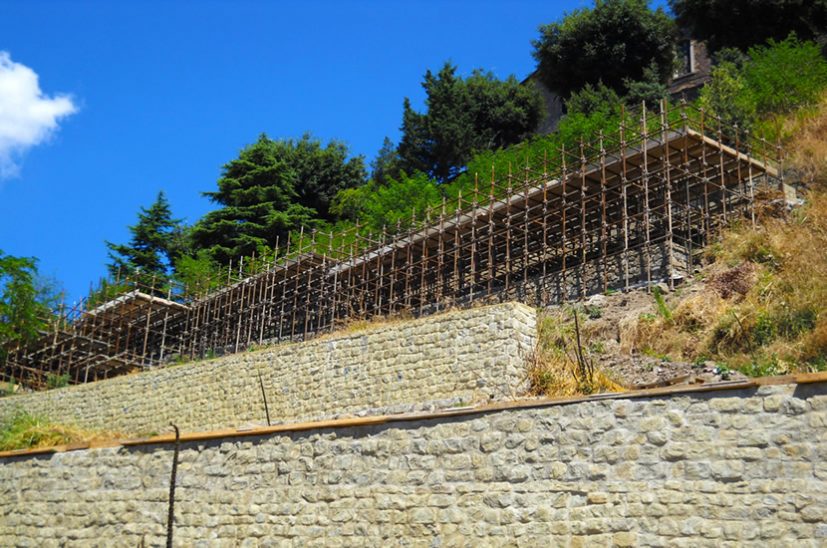 21. Vista dei muri rivestiti e del ponteggio realizzato