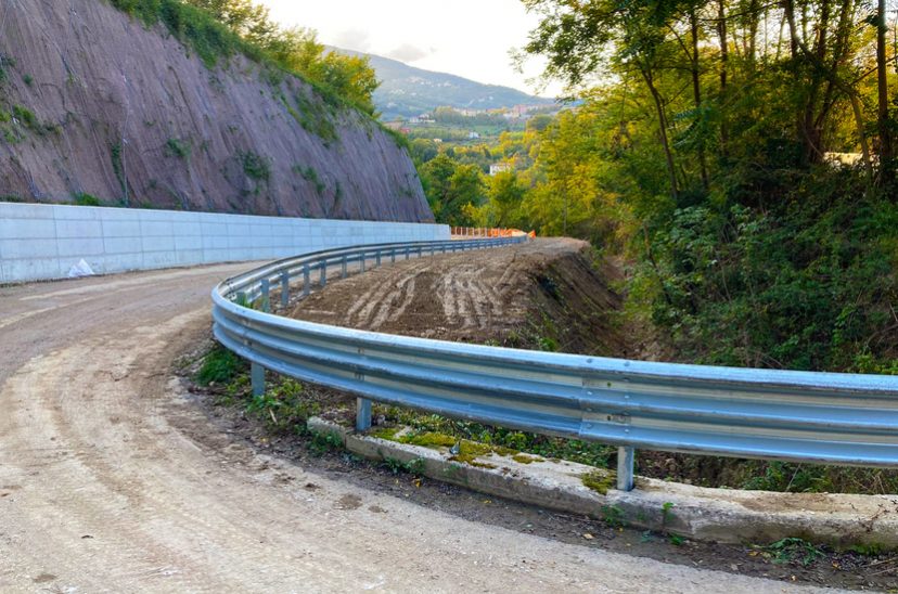 24 Sistemazione terreno e montaggio nastri barriere